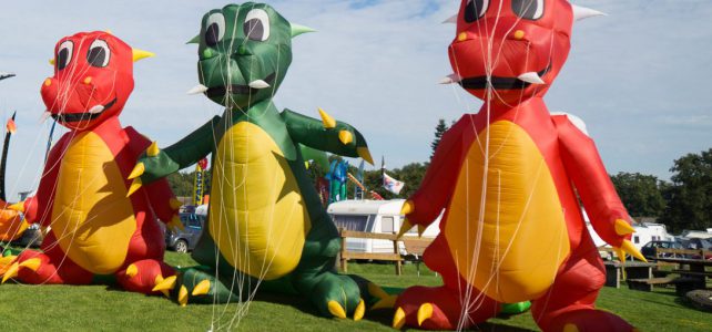 Bunte Drachen schmücken Barger Himmel